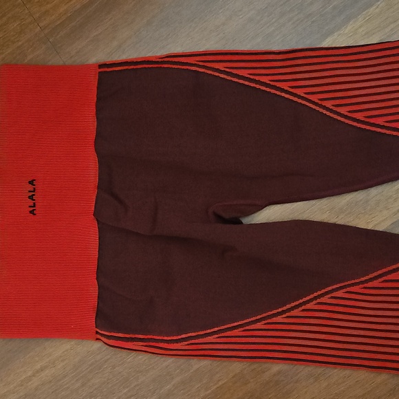 ALALA Convertible Seamless Sports Bra & Leggings Set Bright & Dark Red Stripes - Picture 9 of 16